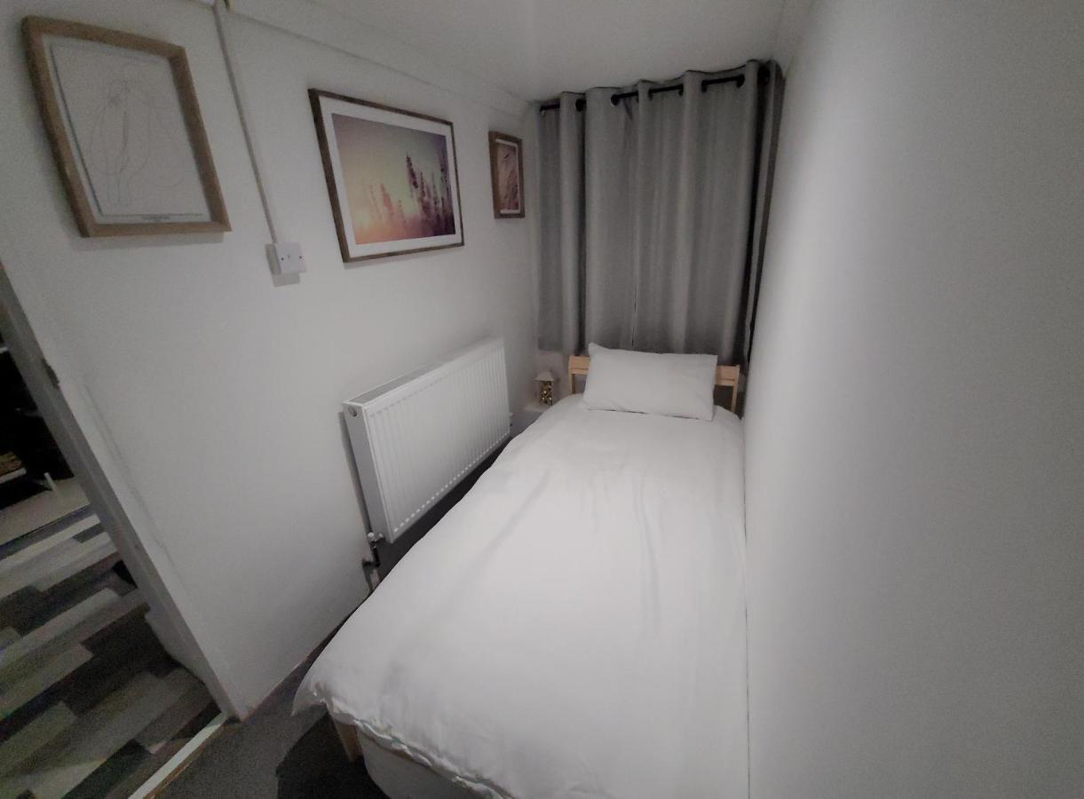 Hidden Treasure-Netflix And Wi-Fi-Basement Flat Apartment Gillingham  Bagian luar foto