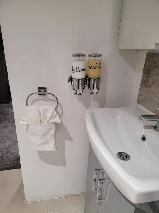 Hidden Treasure-Netflix And Wi-Fi-Basement Flat Apartment Gillingham  Bagian luar foto