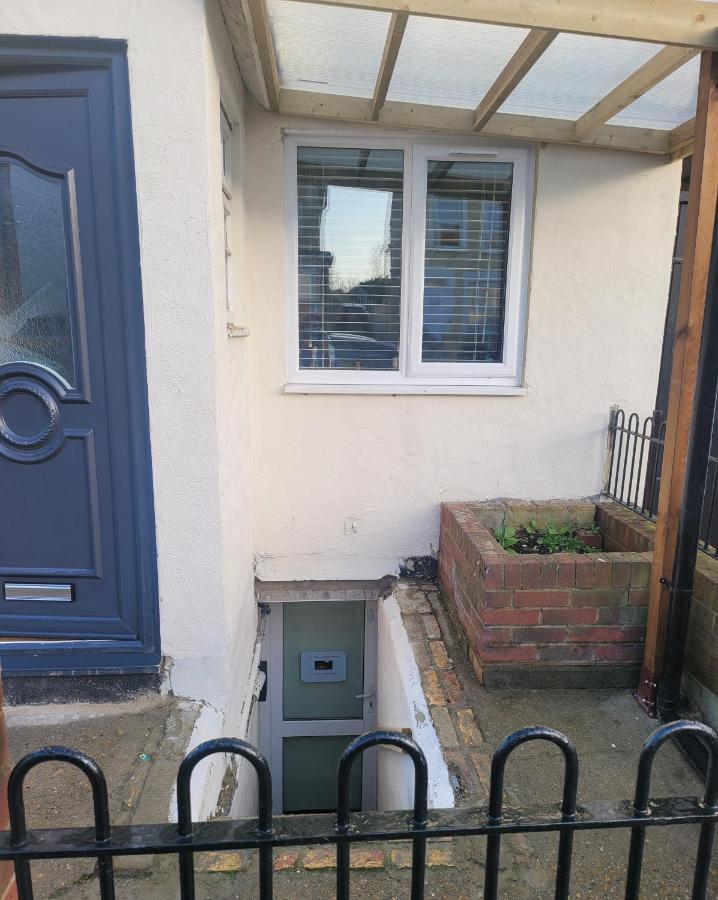 Hidden Treasure-Netflix And Wi-Fi-Basement Flat Apartment Gillingham  Bagian luar foto